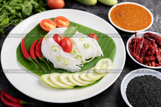 ?Rice noodles in a banana leaf with beautifully laid vegetables and side dishes. Thai food. Стоковое фото, агентство Ingram Publishing / Фотобанк Лори