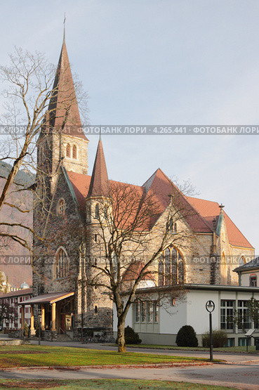Римско-католическая Замковая церковь (Schlosskirche). Интерлакен, Швейцария (2013 год). Стоковое фото, фотограф Вадим Хомяков / Фотобанк Лори