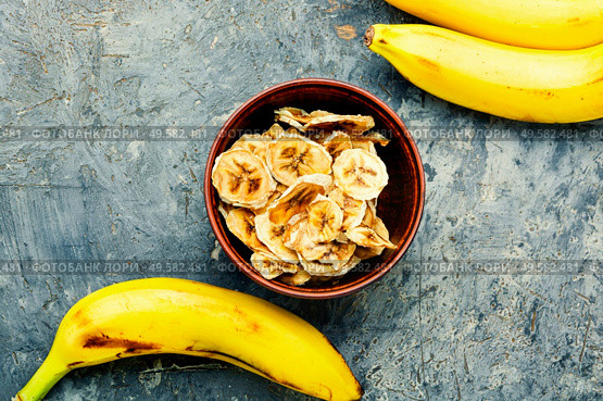 Ripe fresh and dried banana in a bowl. Dried banana slices. Стоковое фото, агентство Ingram Publishing / Фотобанк Лори