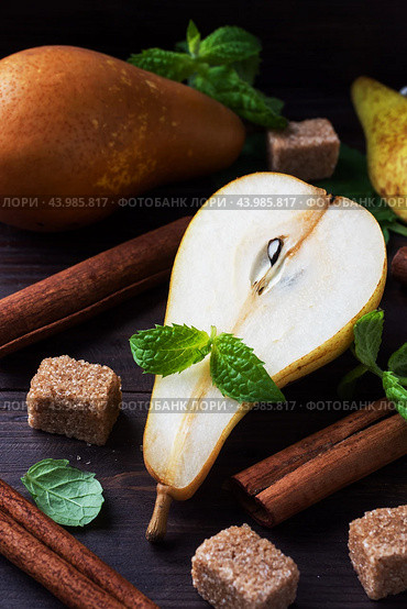 Ripe juicy yellow pears with cinnamon on wooden background. Conference pears for caramelization. Стоковое фото, фотограф Глущенко Елена / Фотобанк Лори