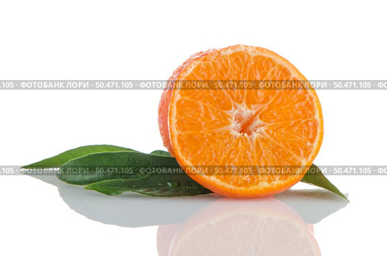 Ripe tangerines or mandarin isolated on white background. Стоковое фото, агентство Ingram Publishing / Фотобанк Лори