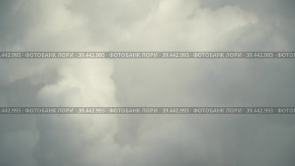 Rising large clouds of steam swirling against the sky in slow motion Поднимающиеся большие облака пара, кружащиеся на фоне неба в замедленной съемке. Стоковое видео, видеограф Руслан Лесков / Фотобанк Лори