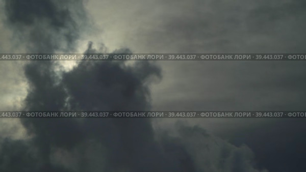 Rising large clouds of steam swirling against the sky in slow motion Поднимающиеся большие облака пара, кружащиеся на фоне неба в замедленной съемке. Стоковое видео, видеограф Руслан Лесков / Фотобанк Лори