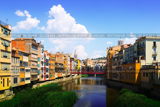 river Onyar at Girona in sunny day (2014 год). Стоковое фото, фотограф Яков Филимонов / Фотобанк Лори