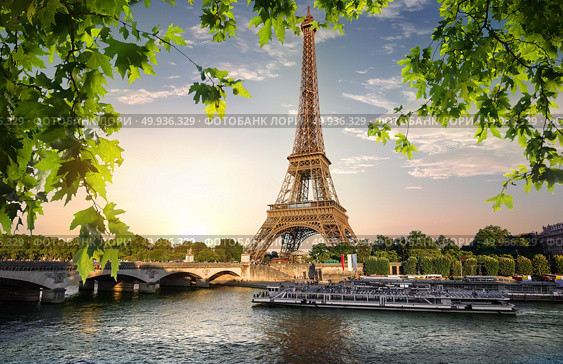 River Seine and Eiffel Tower in Paris, France. Стоковое фото, агентство Ingram Publishing / Фотобанк Лори