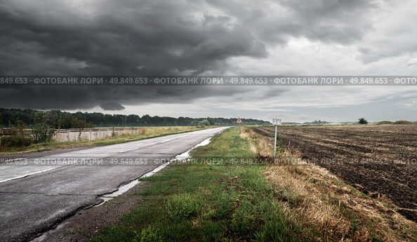 Road in cloudy weather against thunderclouds. Стоковое фото, агентство Ingram Publishing / Фотобанк Лори