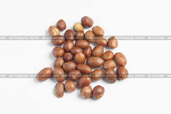 Roasted Peanuts Isolated on White. Стоковое фото, агентство Ingram Publishing / Фотобанк Лори