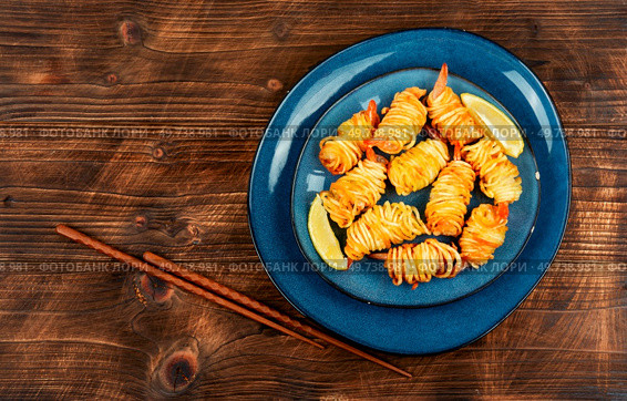 Roasted rolled potato shrimps, prawns and potato rolls. Space for text. Asian food.. Rolled potato shrimps, Vietnamese cuisine. Стоковое фото, агентство Ingram Publishing / Фотобанк Лори