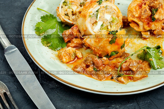 Roasted sliced calamary or squid stuffed with rice and herbs.. Baked squid stuffed with rice, seafood. Стоковое фото, агентство Ingram Publishing / Фотобанк Лори