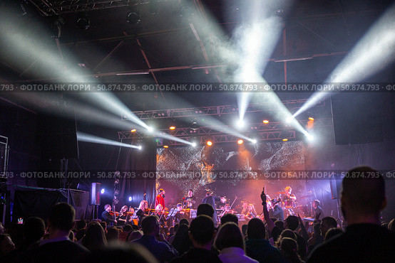 Rock festival and orchestra in the light of spotlights and spotlights on stage. Fans rejoice (2024 год). Редакционное фото, фотограф Евгений Ткачёв / Фотобанк Лори