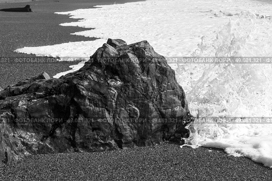 Rock formation with sea foam on beach, Pacific Rim National Park Reserve, Tofino, Vancouver Island, British Columbia, Canada. Стоковое фото, агентство Ingram Publishing / Фотобанк Лори