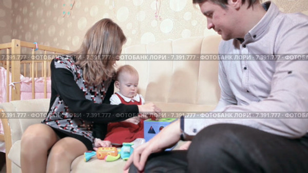 Родители играют с дочкой в детской комнате на диване. Стоковое видео, видеограф Кекяляйнен Андрей / Фотобанк Лори