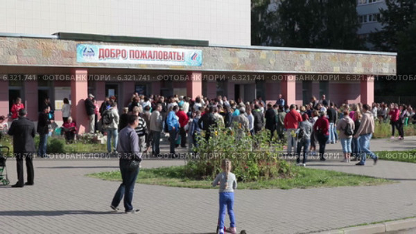 Родители стоят в очереди за сезонным абонементом в бассейн для дошкольников, Санкт-Петербург (2014 год). Редакционное видео, видеограф Кекяляйнен Андрей / Фотобанк Лори