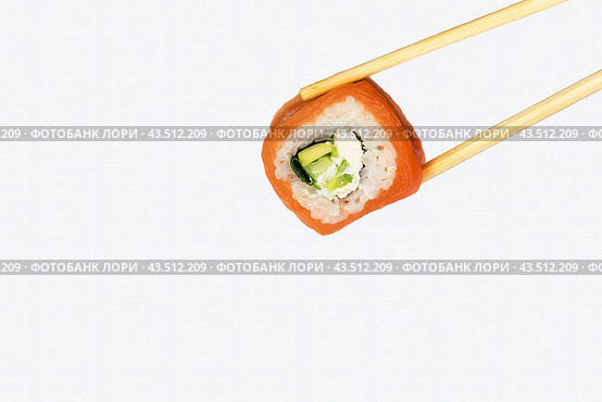 Ролл Филадельфия на белом фоне, изолированный. Крупный план.  Philadelphia roll on a white background, isolated. Close-up. Стоковое фото, фотограф Лариса Гордеева / Фотобанк Лори