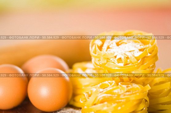 Rolling pin, eggs and dough spread out on wooden surface.. Rolling pin, eggs and dough spread out on wooden surface. Стоковое фото, агентство Ingram Publishing / Фотобанк Лори