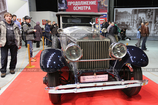 Rolls-Royce Phantom I на выставочной экспозиции XXV Олдтаймер-Галереи И. Сорокина в Сокольниках, Москва (2016 год). Редакционное фото, фотограф Алексей Гусев / Фотобанк Лори