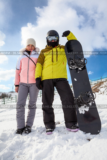 Romantic snowboarder couple embracing on snow of mountain slope, full-length portrait. Стоковое фото, фотограф Кекяляйнен Андрей / Фотобанк Лори