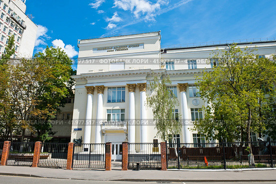 Российская академия музыки имени Гнесиных. Солнечный летний день. Поварская улица, д. 30-36. Москва. Россия (2023 год). Редакционное фото, фотограф E. O. / Фотобанк Лори