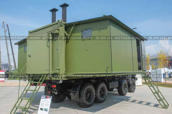 Российская кухня столовая, возимая в автомобильном контейнере КСВК-240/24 на Международном военно-техническом форуме "Армия-2017", вид сбоку. Кубинка, военно-патриотический парк "Патриот" Редакционное фото, фотограф Малышев Андрей / Фотобанк Лори