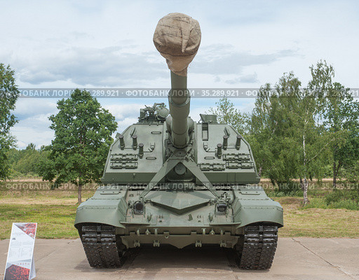 Российская новая самоходная 152-мм гаубица 2С19М2 "Мста-СМ" на полигоне Алабино, Международном военно-техническом форум "Армия-2019" в парке "Патриот", Московская область, вид спереди. Редакционное фото, фотограф Малышев Андрей / Фотобанк Лори