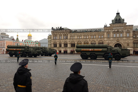 Российская зенитная ракетная система большой и средней дальности, зенитный ракетный комплекс (ЗРК) С-400 «Триумф» на военном параде в честь Дня Победы на Красной площади Москвы (2021 год). Редакционное фото, фотограф Free Wind / Фотобанк Лори