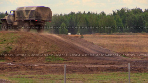 Российские армейские автомобили "Урал" въезжают на холм на армейском полигоне (2014 год). Редакционное видео, видеограф Арташес Оганджанян / Фотобанк Лори