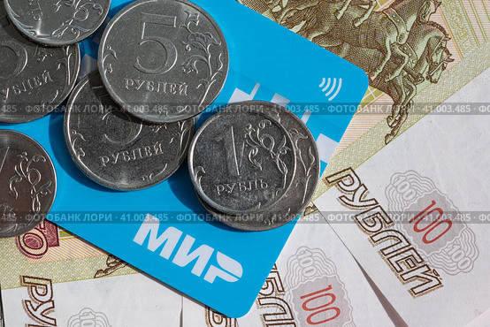 Российские монеты и бумажные купюры с банковскими картами Мир (2023 год). Редакционное фото, фотограф Любовь Демус / Фотобанк Лори