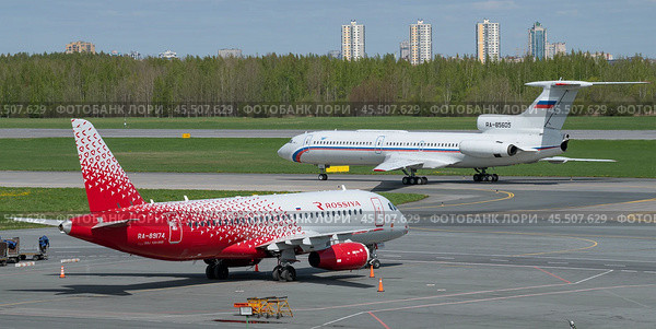 Российские самолеты Сухой SuperJet 100-95B "Майкоп" (RA-89174) и Ту-154Б-2 (RA-85605) в аэропорту Пулково  майским днем. Санкт-Петербург (2022 год). Редакционное фото, фотограф Виктор Карасев / Фотобанк Лори