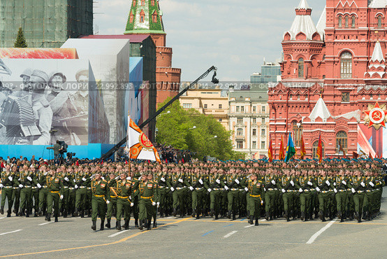Российские военнослужащие на Красной площади во время парада, посвященного 71-ой годовщине Победы в Великой Отечественной войне (2016 год). Редакционное фото, фотограф Алексей Бок / Фотобанк Лори