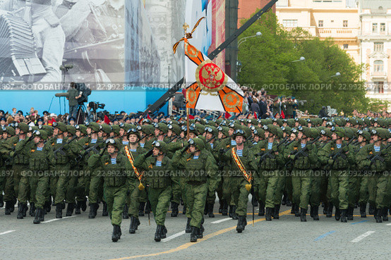 Российские военнослужащие на Красной площади во время парада, посвященного 71-годовщине Победы в Великой Отечественной войне (2016 год). Редакционное фото, фотограф Алексей Бок / Фотобанк Лори