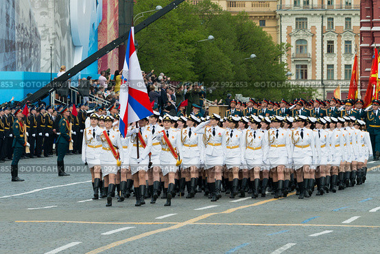 Российские женщины военнослужащие на Красной площади во время парада, посвященного 71-ой годовщине Победы в Великой Отечественной войне (2016 год). Редакционное фото, фотограф Алексей Бок / Фотобанк Лори