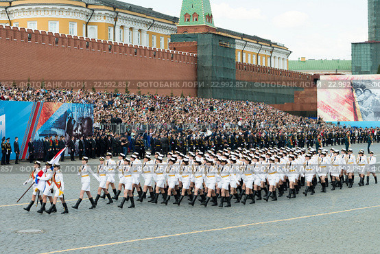 Российские женщины военнослужащие на Красной площади во время парада, посвященного 71-ой годовщине Победы в Великой Отечественной войне (2016 год). Редакционное фото, фотограф Алексей Бок / Фотобанк Лори