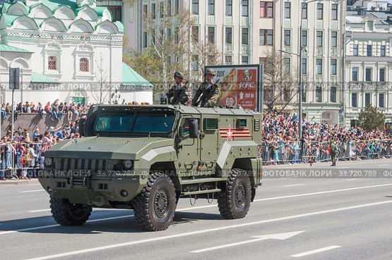 Российский бронированный автомобиль повышенной защищённости «Тайфуненок» КамАЗ-53949 с экипаже едет после парада в честь Дня Победы по Новому Арбату в Москве, вид спереди (2018 год). Редакционное фото, фотограф Малышев Андрей / Фотобанк Лори