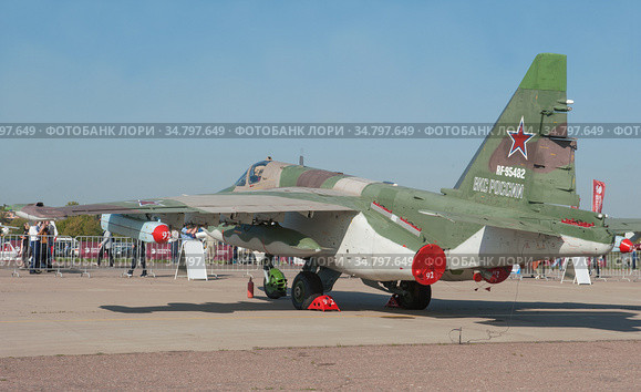 Российский бронированный дозвуковой военный самолёт-штурмовик Су-25СМ3 "Суперграч" Frogfoot на Международном авиасалоне МАКС-2019 в Жуковском, Россия, вид сзади-слева. Редакционное фото, фотограф Малышев Андрей / Фотобанк Лори