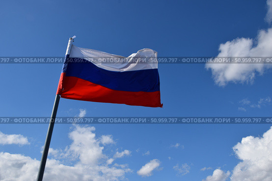 Российский флаг на фоне красивого неба (2024 год). Стоковое фото, фотограф Сабурский Максим / Фотобанк Лори