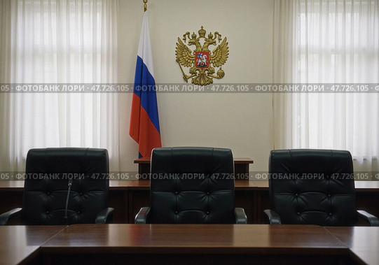 Российский герб и флаг в судебном зале, в котором вершится правосудие и торжествует закон, отражая принцип непредвзятости и честности. Стоковое AI-изображение, AI-художник Сергей Никифоров-Гордеев / Фотобанк Лори