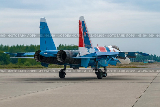 Российский многофункциональный истребитель Су-35С пилотажной группы "Русские витязи" выруливает на взлетную полосу. Вид сзади. Аэродром "Кубинка" (2022 год). Редакционное фото, фотограф Виктор Карасев / Фотобанк Лори