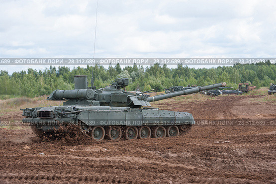 Российский основной газотурбинный боевой танк Т-80У движется по бездорожью на Международном военно-техническом форуме "Армия-2017" на полигоне "Алабино" в Московской области. Редакционное фото, фотограф Малышев Андрей / Фотобанк Лори