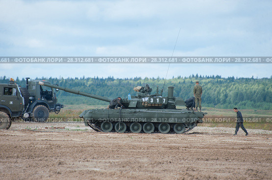 Российский основной газотурбинный танк Т-80У заправляется топливом на полигоне,  Международный военно-технический форум "Армия-2017" на полигоне "Алабино" в Московской области. Редакционное фото, фотограф Малышев Андрей / Фотобанк Лори