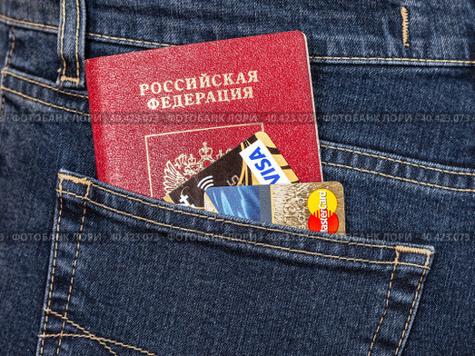 Российский паспорт и кредитные карты в заднем кармане джинсов (2016 год). Редакционное фото, фотограф FotograFF / Фотобанк Лори