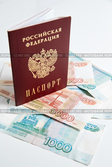 Российский паспорт на банкнотах. Стоковое фото, фотограф Евгений Глазунов / Фотобанк Лори
