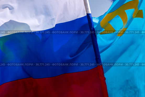 Российский триколор и флаг крымских татар в городе Бахчисарай, Республика Крым (2019 год). Редакционное фото, фотограф Николай Винокуров / Фотобанк Лори