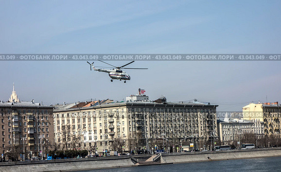Российский вертолет Ми-8 в небе над Москвой (2018) / Training flights of the Russian helicopter in Moscow. Редакционное фото, фотограф Iva Noel / Фотобанк Лори