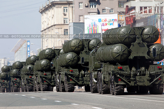 Российский зенитно-ракетный комплекс С-400 "Триумф" проходит по Новому Арбату с утренней репетиции Парада Победы, Москва (2012 год). Редакционное фото, фотограф Николай Винокуров / Фотобанк Лори