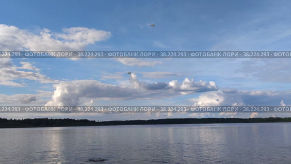 Россия - август 2022, Тверская область. Военные учения десантников на воде. Russia - August 2022, Tver region. Military exercises of paratroopers on the water. Редакционное видео, видеограф Мария / Фотобанк Лори