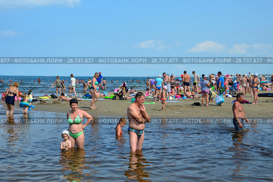 Россия, город Анапа.  Много людей на городском пляже в месте, где река Анапка впадает в Черное море (2017 год). Редакционное фото, фотограф Овчинникова Ирина / Фотобанк Лори