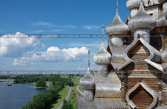 Россия, Карелия. Кижи. Русское деревянное зодчество. Вид с колокольни (2021 год). Редакционное фото, фотограф Natalia Sidorova / Фотобанк Лори
