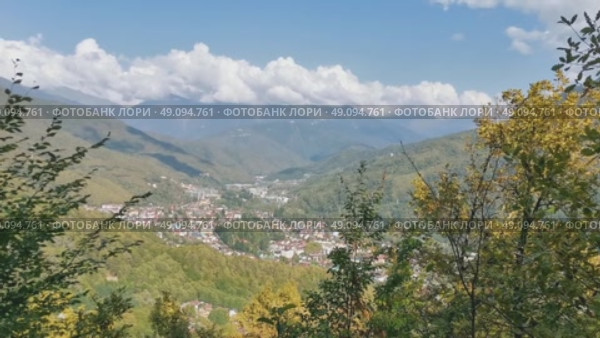Россия, Краснодарский край, Адлеровский р-н, п. Красная Поляна. Сентябрь 2024. Кругозор Ефремова. Обзор с горы. Стоковое видео, видеограф Сергей Татаринцев / Фотобанк Лори