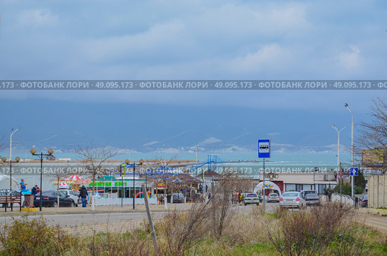 Россия, Краснодарский край, Новороссийск. Январь 2025 года. Зона пляжа и отдыха. Вид на другую сторону залива. Редакционное фото, фотограф Сергей Татаринцев / Фотобанк Лори
