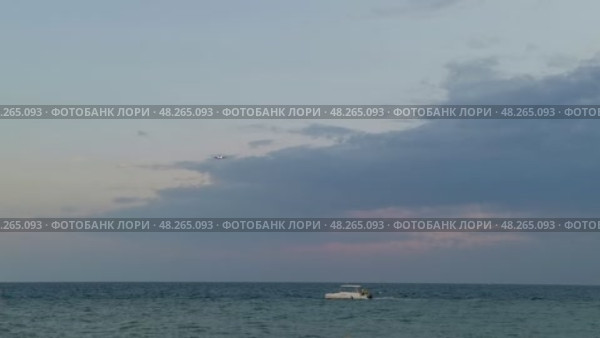 Россия, Краснодарский край, Сочи. Август 2024. Адлер. Посадка самолета. Стоковое видео, видеограф Сергей Татаринцев / Фотобанк Лори